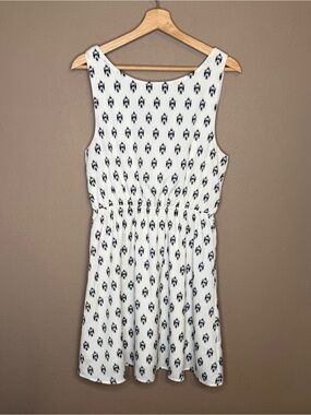 Everly Geometric Ikat Smocked Waist Sleeveless Sundress White & Navy Size Large